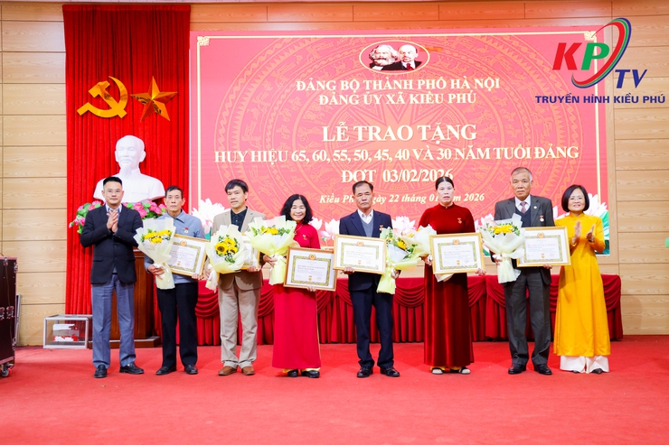 Đảng ủy xã Kiều Phú tổ chức trao tặng Huy hiệu Đảng đợt 3/2/2026.- Ảnh 9.