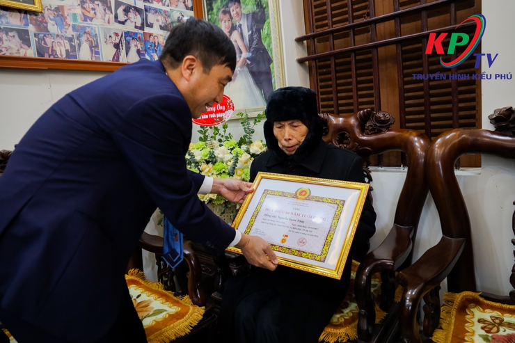 Đảng ủy xã Kiều Phú tổ chức trao tặng Huy hiệu Đảng đợt 3/2/2026.- Ảnh 12.