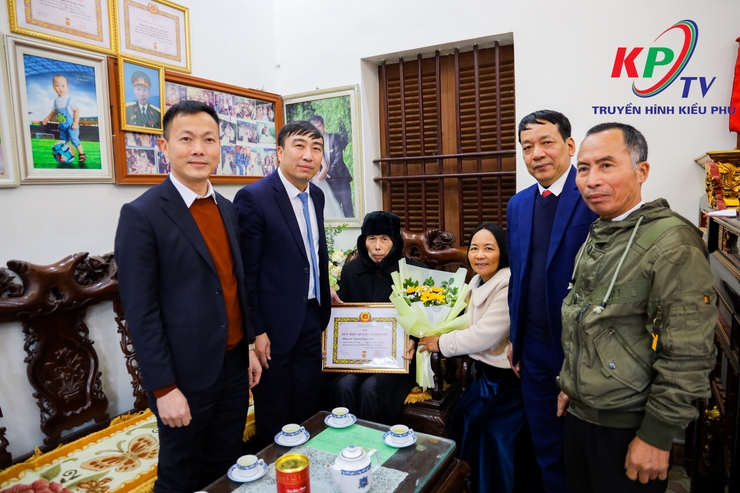 Đảng ủy xã Kiều Phú tổ chức trao tặng Huy hiệu Đảng đợt 3/2/2026.- Ảnh 13.