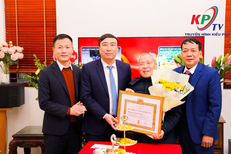 Đảng ủy xã Kiều Phú tổ chức trao tặng Huy hiệu Đảng đợt 3/2/2026.- Ảnh 14.