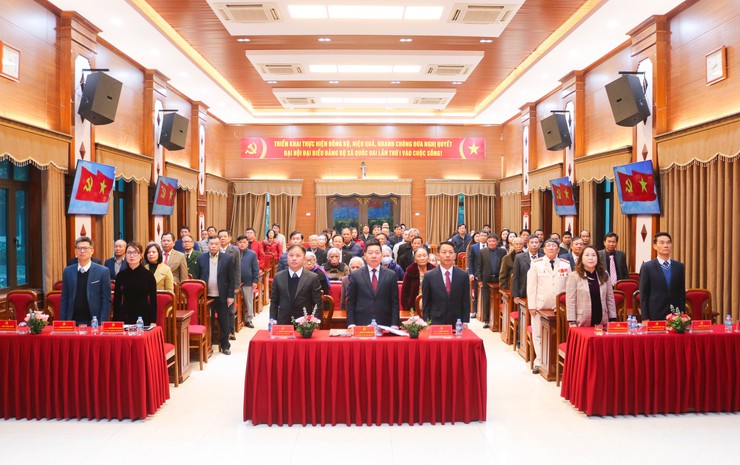 39 Đảng viên xã Quốc Oai được trao tặng Huy hiệu Đảng dịp kỷ niệm 96 năm Ngày thành lập Đảng Cộng sản Việt Nam- Ảnh 1.