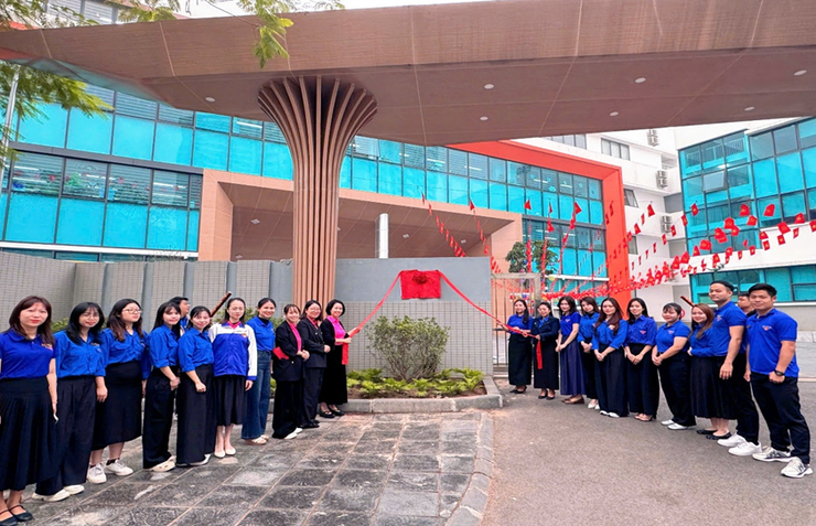 Chi đoàn Trường Tiểu học Bùi Quốc Khái khánh thành công trình “Hàng cây thanh niên” chào mừng Đại hội đại biểu toàn quốc lần thứ XIV của Đảng
- Ảnh 1.