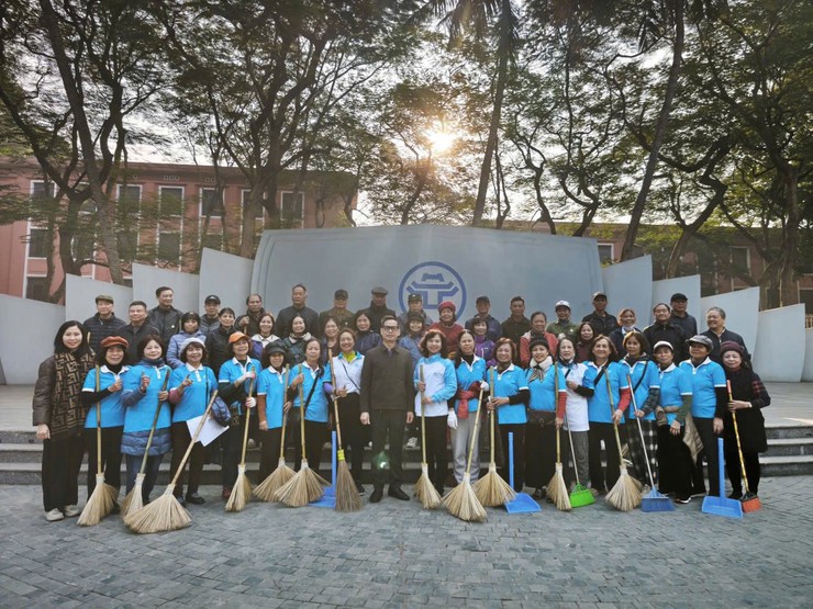 ỦY BAN MẶT TRẬN TỔ QUỐC VIỆT NAM PHƯỜNG KIM LIÊN RA QUÂN TỔNG VỆ SINH MÔI TRƯỜNG- Ảnh 1.