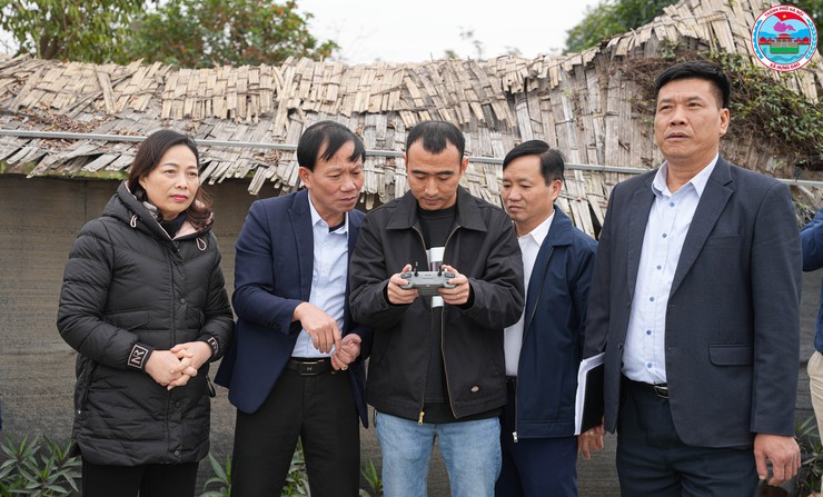 Đồng chí Bí thư Đảng ủy xã Hưng Đạo trực tiếp kiểm tra tình hình các công trình vi phạm về đất đai, trật tự xây dựng- Ảnh 4.