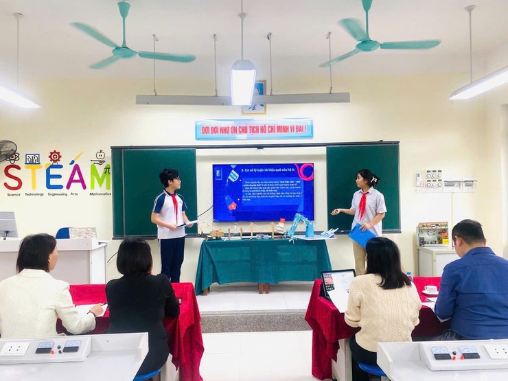 Học sinh trường THCS Trung Sơn Trầm đạt giải Ba Cuộc thi nghiên cứu khoa học, kỹ thuật cấp thành phố dành cho học sinh trung học năm học 2025–2026

- Ảnh 1.