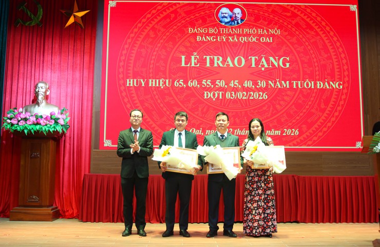 39 Đảng viên xã Quốc Oai được trao tặng Huy hiệu Đảng dịp kỷ niệm 96 năm Ngày thành lập Đảng Cộng sản Việt Nam- Ảnh 8.