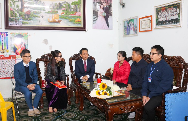 39 Đảng viên xã Quốc Oai được trao tặng Huy hiệu Đảng dịp kỷ niệm 96 năm Ngày thành lập Đảng Cộng sản Việt Nam- Ảnh 12.