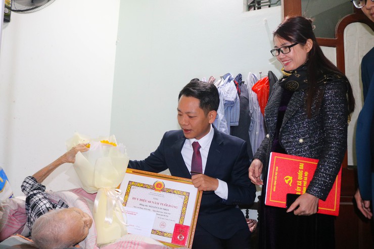 39 Đảng viên xã Quốc Oai được trao tặng Huy hiệu Đảng dịp kỷ niệm 96 năm Ngày thành lập Đảng Cộng sản Việt Nam- Ảnh 13.