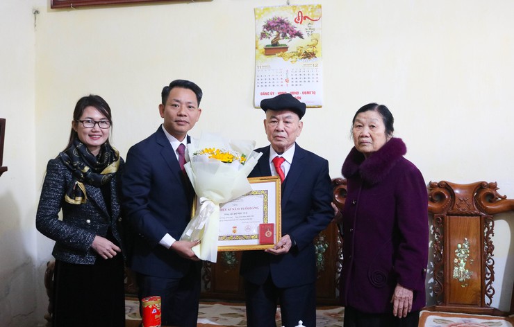 39 Đảng viên xã Quốc Oai được trao tặng Huy hiệu Đảng dịp kỷ niệm 96 năm Ngày thành lập Đảng Cộng sản Việt Nam- Ảnh 14.