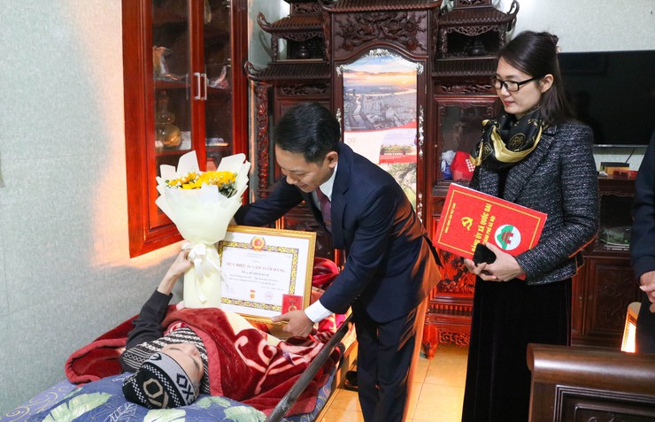 39 Đảng viên xã Quốc Oai được trao tặng Huy hiệu Đảng dịp kỷ niệm 96 năm Ngày thành lập Đảng Cộng sản Việt Nam- Ảnh 15.