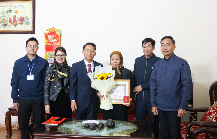 39 Đảng viên xã Quốc Oai được trao tặng Huy hiệu Đảng dịp kỷ niệm 96 năm Ngày thành lập Đảng Cộng sản Việt Nam- Ảnh 16.