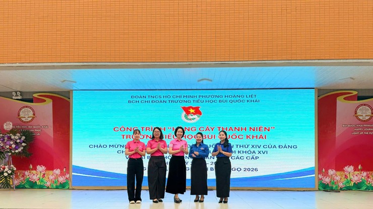 Chi đoàn Trường Tiểu học Bùi Quốc Khái khánh thành công trình “Hàng cây thanh niên” chào mừng Đại hội đại biểu toàn quốc lần thứ XIV của Đảng
- Ảnh 2.