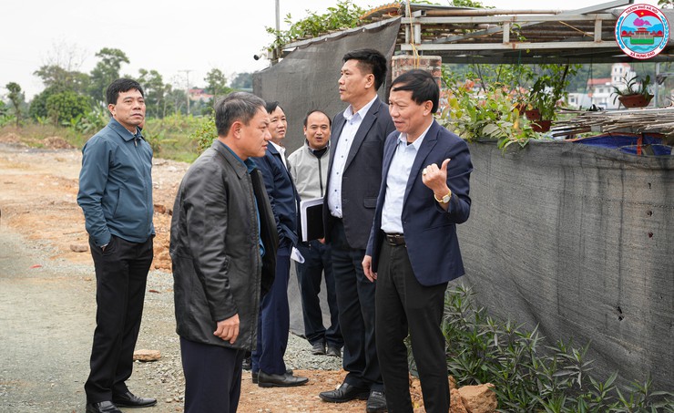 Đồng chí Bí thư Đảng ủy xã Hưng Đạo trực tiếp kiểm tra tình hình các công trình vi phạm về đất đai, trật tự xây dựng- Ảnh 1.