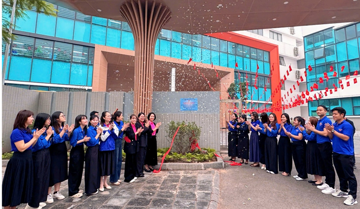 Chi đoàn Trường Tiểu học Bùi Quốc Khái khánh thành công trình “Hàng cây thanh niên” chào mừng Đại hội đại biểu toàn quốc lần thứ XIV của Đảng
- Ảnh 3.