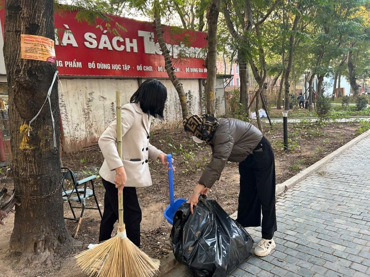 ỦY BAN MẶT TRẬN TỔ QUỐC VIỆT NAM PHƯỜNG KIM LIÊN RA QUÂN TỔNG VỆ SINH MÔI TRƯỜNG- Ảnh 4.
