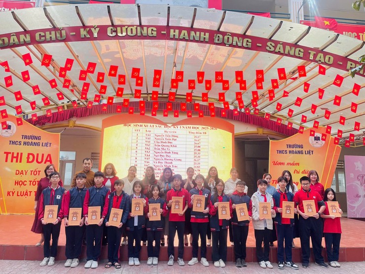 Trương THCS Hoàng Liệt tổ chức Lễ Sơ kết học kì I
Năm học 2025 - 2026 - Ảnh 4.