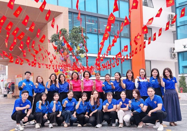 Chi đoàn Trường Tiểu học Bùi Quốc Khái khánh thành công trình “Hàng cây thanh niên” chào mừng Đại hội đại biểu toàn quốc lần thứ XIV của Đảng
- Ảnh 4.