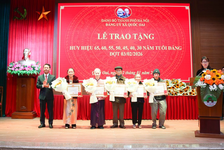 39 Đảng viên xã Quốc Oai được trao tặng Huy hiệu Đảng dịp kỷ niệm 96 năm Ngày thành lập Đảng Cộng sản Việt Nam- Ảnh 3.