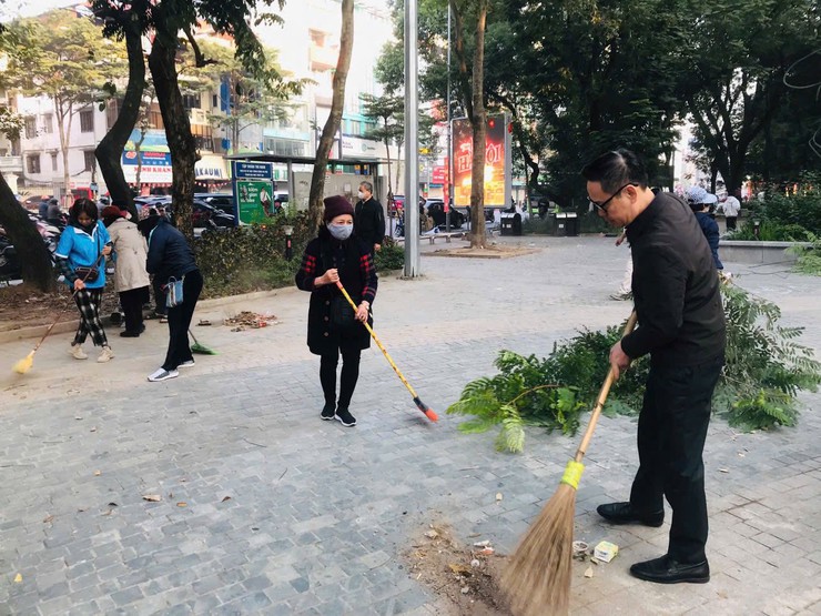 ỦY BAN MẶT TRẬN TỔ QUỐC VIỆT NAM PHƯỜNG KIM LIÊN RA QUÂN TỔNG VỆ SINH MÔI TRƯỜNG- Ảnh 2.