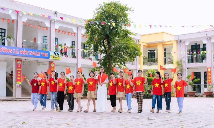 TRUNG GIÃ: RỰC RỠ CỜ HOA CHÀO MỪNG ĐẠI HỘI XIV CỦA ĐẢNG- Ảnh 5.