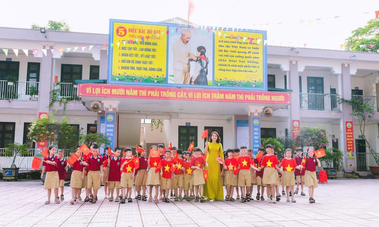 TRUNG GIÃ: RỰC RỠ CỜ HOA CHÀO MỪNG ĐẠI HỘI XIV CỦA ĐẢNG- Ảnh 2.