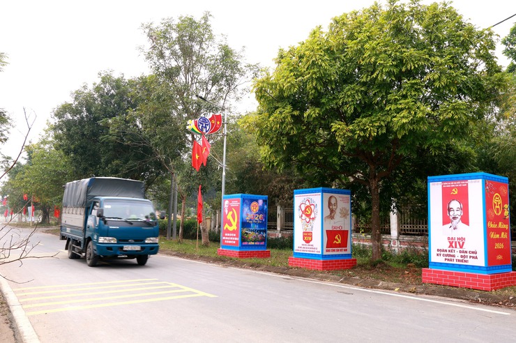 TRUNG GIÃ: RỰC RỠ CỜ HOA CHÀO MỪNG ĐẠI HỘI XIV CỦA ĐẢNG- Ảnh 8.