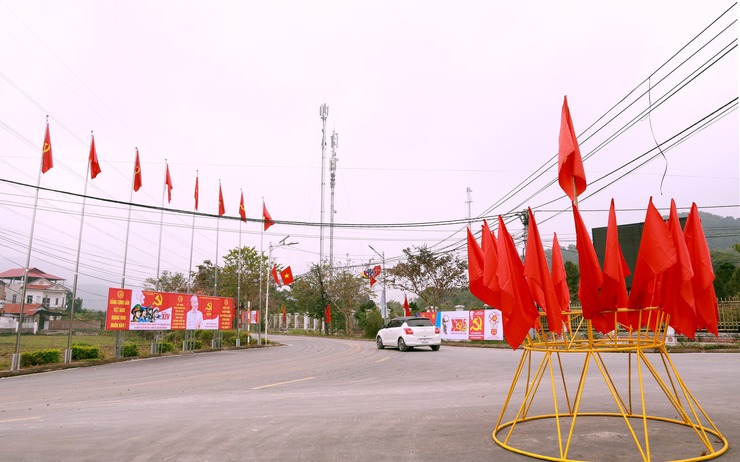 TRUNG GIÃ: RỰC RỠ CỜ HOA CHÀO MỪNG ĐẠI HỘI XIV CỦA ĐẢNG- Ảnh 10.