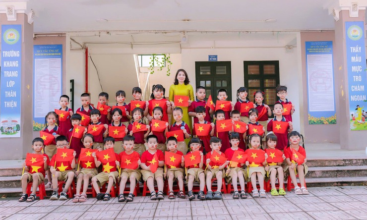 TRUNG GIÃ: RỰC RỠ CỜ HOA CHÀO MỪNG ĐẠI HỘI XIV CỦA ĐẢNG- Ảnh 3.