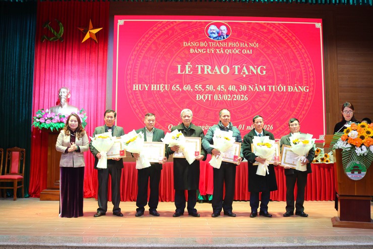39 Đảng viên xã Quốc Oai được trao tặng Huy hiệu Đảng dịp kỷ niệm 96 năm Ngày thành lập Đảng Cộng sản Việt Nam- Ảnh 5.