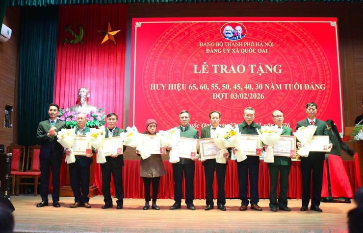 39 Đảng viên xã Quốc Oai được trao tặng Huy hiệu Đảng dịp kỷ niệm 96 năm Ngày thành lập Đảng Cộng sản Việt Nam- Ảnh 6.