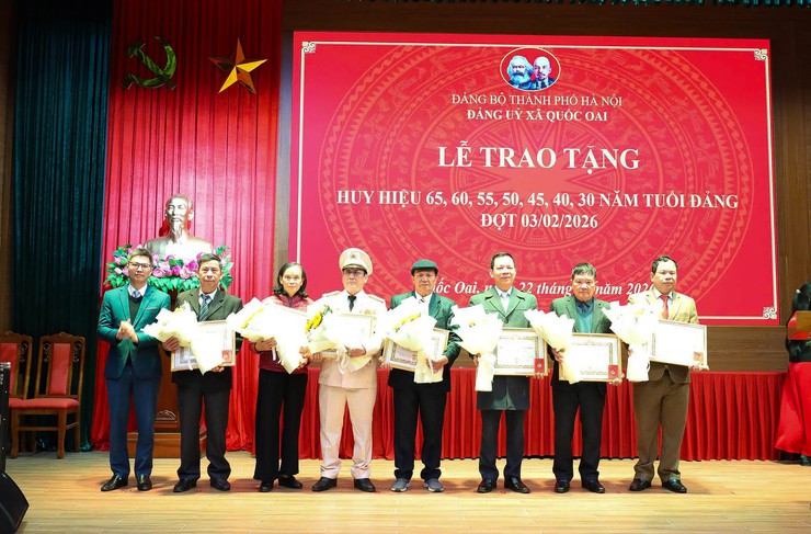 39 Đảng viên xã Quốc Oai được trao tặng Huy hiệu Đảng dịp kỷ niệm 96 năm Ngày thành lập Đảng Cộng sản Việt Nam- Ảnh 7.