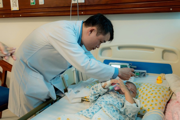 Cảnh báo dính khớp trán đỉnh ở trẻ nhỏ: Phát hiện sớm để bảo vệ sự phát triển lâu dài cho trẻ- Ảnh 2.