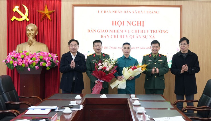 UBND xã Bát Tràng tổ chức hội nghị bàn giao nhiệm vụ Chỉ huy trưởng Ban Chỉ huy Quân sự xã- Ảnh 1.