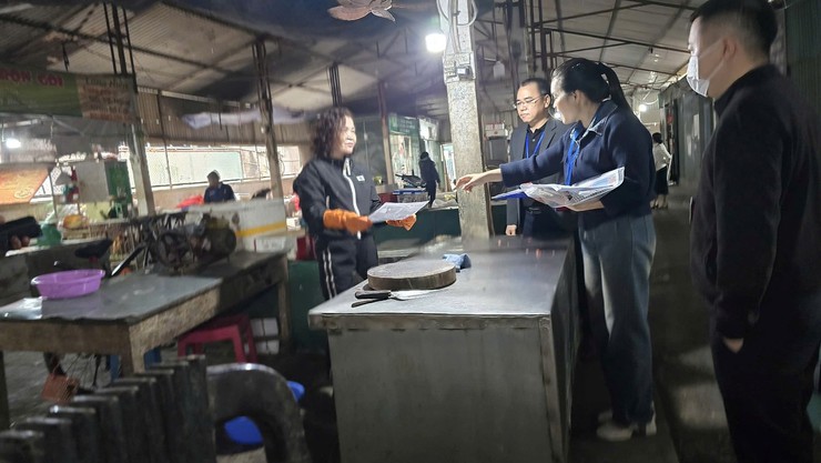 Phường Long Biên tiếp tục ra quân cao điểm kiểm tra, hướng dẫn bảo đảm An toàn thực phẩm tại các chợ- Ảnh 1.