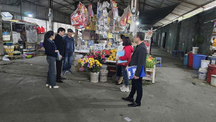 Phường Long Biên tiếp tục ra quân cao điểm kiểm tra, hướng dẫn bảo đảm An toàn thực phẩm tại các chợ- Ảnh 2.