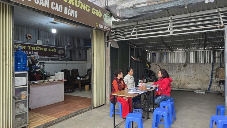 Phường Long Biên tiếp tục ra quân cao điểm kiểm tra, hướng dẫn bảo đảm An toàn thực phẩm tại các chợ- Ảnh 3.