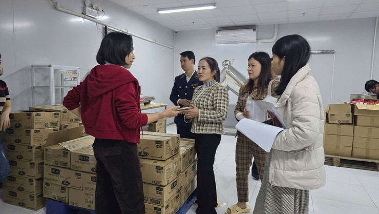 Đoàn kiểm tra liên ngành Thành phố kiểm tra công tác An toàn thực phẩm dịp Tết và Lễ hội Xuân 2026 tại phường Long Biên- Ảnh 2.