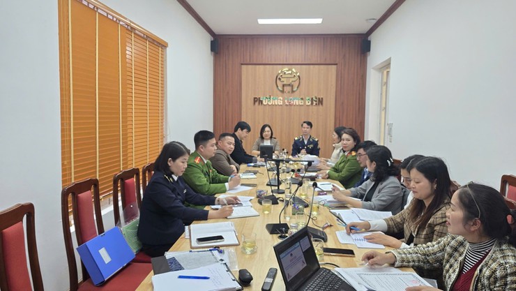 Đoàn kiểm tra liên ngành Thành phố kiểm tra công tác An toàn thực phẩm dịp Tết và Lễ hội Xuân 2026 tại phường Long Biên- Ảnh 1.