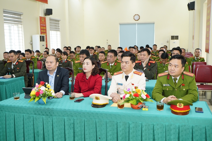 Trao Quyết định cho đồng chí Trưởng công an, Phó Trưởng công an xã Chuyên Mỹ- Ảnh 2.