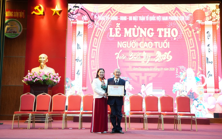 PHƯỜNG SƠN TÂY MỪNG THỌ CHO HƠN 300 NGƯỜI CAO TUỔI XUÂN BÍNH NGỌ 2026- Ảnh 1.