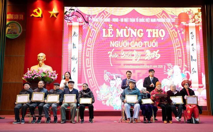 PHƯỜNG SƠN TÂY MỪNG THỌ CHO HƠN 300 NGƯỜI CAO TUỔI XUÂN BÍNH NGỌ 2026- Ảnh 2.