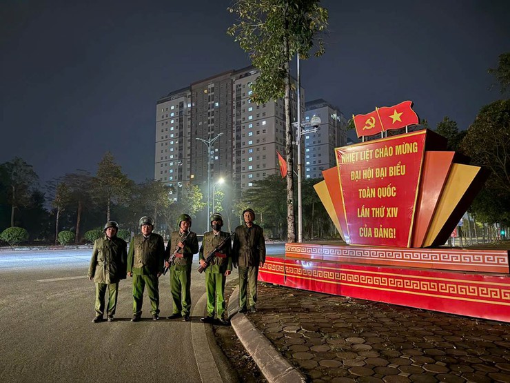 Công an phường Phú Lương tăng cường bảo đảm an ninh, trật tự phục vụ Đại hội đại biểu toàn quốc lần thứ XIV của Đảng- Ảnh 3.