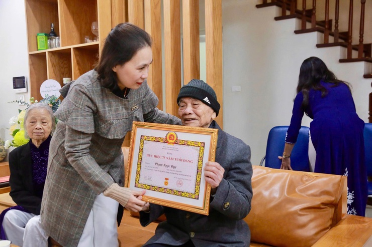 ĐỒNG CHÍ BÍ THƯ ĐẢNG UỶ, CHỦ TỊCH HĐND PHƯỜNG TRAO HUY HIỆU 75 NĂM TUỔI ĐẢNG CHO ĐẢNG VIÊN LÃO THÀNH CHI BỘ TDP AN KHANG- Ảnh 1.