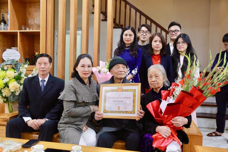 ĐỒNG CHÍ BÍ THƯ ĐẢNG UỶ, CHỦ TỊCH HĐND PHƯỜNG TRAO HUY HIỆU 75 NĂM TUỔI ĐẢNG CHO ĐẢNG VIÊN LÃO THÀNH CHI BỘ TDP AN KHANG- Ảnh 2.