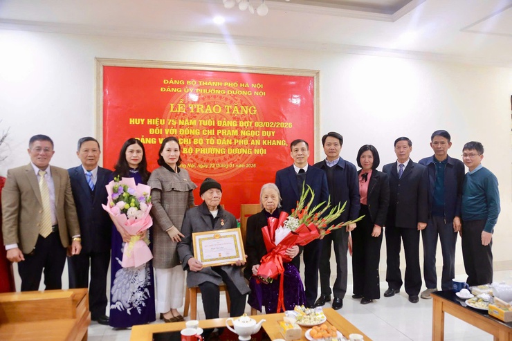 ĐỒNG CHÍ BÍ THƯ ĐẢNG UỶ, CHỦ TỊCH HĐND PHƯỜNG TRAO HUY HIỆU 75 NĂM TUỔI ĐẢNG CHO ĐẢNG VIÊN LÃO THÀNH CHI BỘ TDP AN KHANG- Ảnh 3.