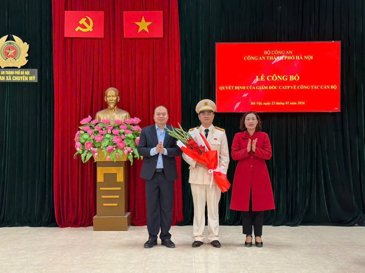 Trao Quyết định cho đồng chí Trưởng công an, Phó Trưởng công an xã Chuyên Mỹ- Ảnh 4.