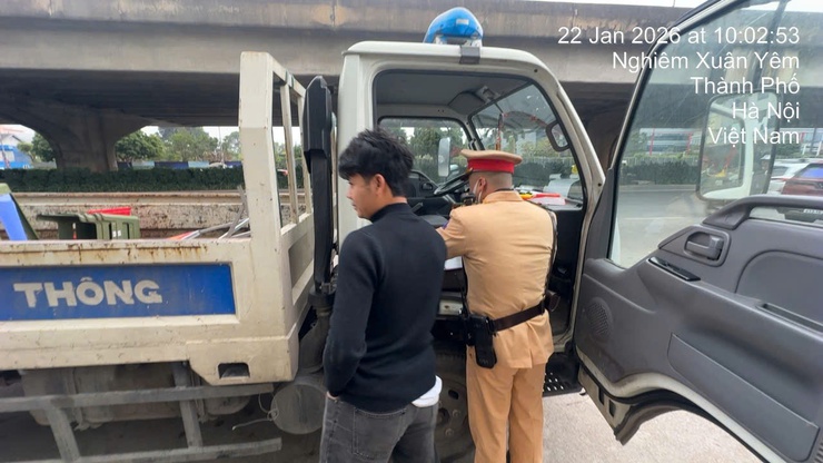 Hàng loạt tài xế ô tô đỗ hàng 2, hàng 3 trên đường ở Hà Nội bị xử lý- Ảnh 5.