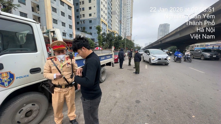 Hàng loạt tài xế ô tô đỗ hàng 2, hàng 3 trên đường ở Hà Nội bị xử lý- Ảnh 6.
