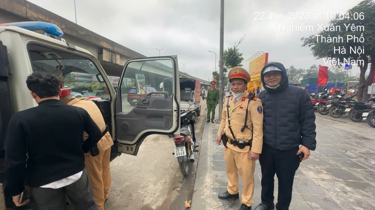 Hàng loạt tài xế ô tô đỗ hàng 2, hàng 3 trên đường ở Hà Nội bị xử lý- Ảnh 4.