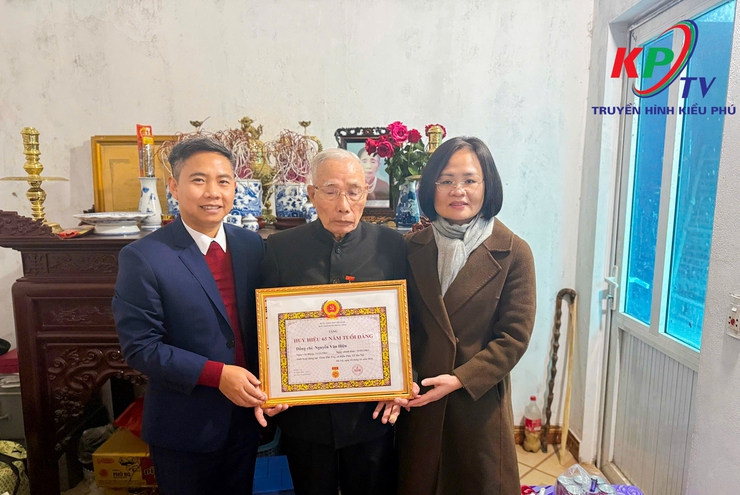 Đảng ủy xã Kiều Phú tổ chức trao tặng Huy hiệu Đảng đợt 3/2/2026.- Ảnh 15.